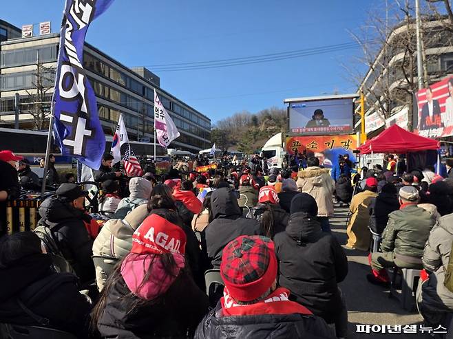 19일 오후 서울 서초구 서울중앙지법 인근 정곡빌딩 앞에서 윤 전 대통령 지지자들이 모여 재판 중계를 시청하고 있다. 사진=박성현 기자
