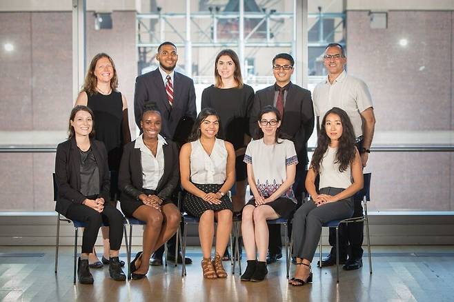 2017년 미국 뉴욕의 대학원에서 범죄심리학을 공부하며 한 정책기관의 조사관으로 일할 때의 모습. 앞줄 맨 오른쪽이 정다운 조사관. 정다운 제공