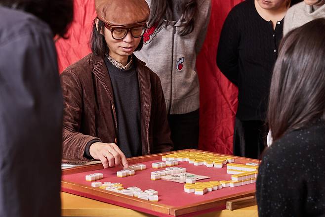 복잡한 마작 게임에 대해 설명하고 있는 문화비평가 이명석씨(맨 왼쪽)와 수강생들. 염서정 스튜디오 어댑터