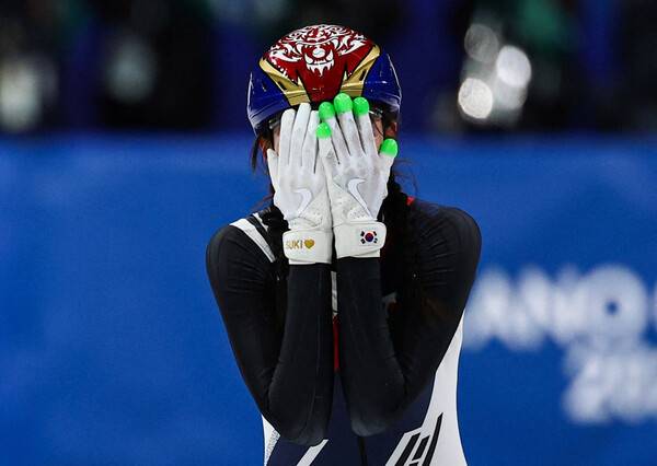 심석희가 19일(한국시각) 열린 2026 밀라노 코르티나담페초 겨울올림픽 계주 3000m에서 우승하자 울고 있다. 밀라노/로이터 연합뉴스