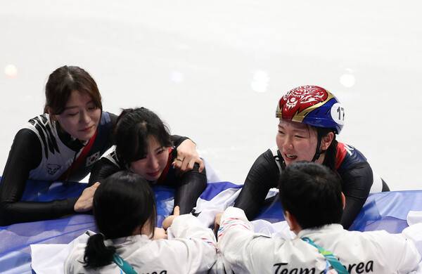 심석희가 19일(한국시각) 열린 2026 밀라노 코르티나담페초 겨울올림픽 계주 3000m에서 우승하자 울고 있다. 밀라노/연합뉴스