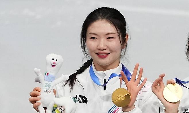 한국 여자 쇼트트랙 대표팀 심석희 선수가 19일(한국시각) 열린 2026 밀라노 코르티나담페초 겨울올림픽 계주 3000m 시상식에서 웃고 있다. 밀라노/AP 연합뉴스
