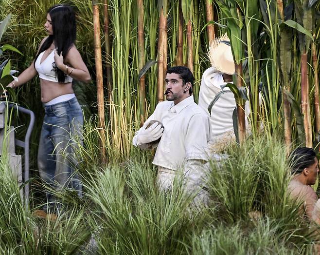 지난 8일 미국 캘리포니아주 샌타클래라 리바이스 스타디움에서 열린 슈퍼볼 엘엑스(LX) 애플 뮤직 하프타임 무대에서 배드 버니(가운데)가 공연하고 있다. UPI 연합뉴스