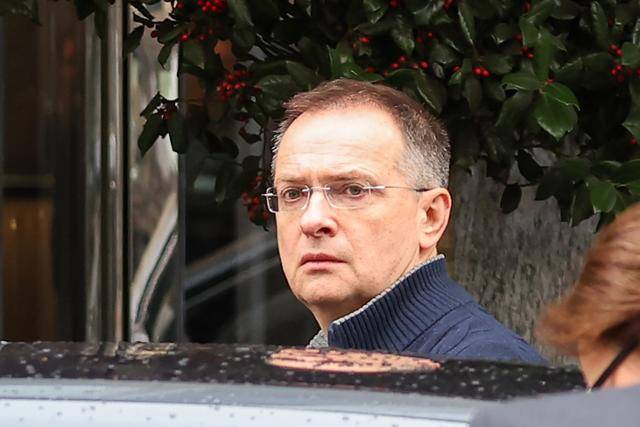 러시아·우크라이나 전쟁 종전을 위한 미국 러시아 우크라이나 간 3자 회담이 18일 스위스 제네바에서 열린 가운데, 러시아 대표를 맡은 블라디미르 메딘스키 크렘린궁 보좌관이 숙소로 돌아오고 있다. 제네바=AP 연합뉴스