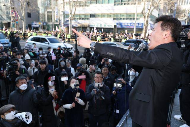 극우 유튜버 전한길(맨 오른쪽)씨가 19일 서울 서초구 서울중앙지법 앞에서 열린 '윤석열 전 대통령 무죄 촉구' 집회의 연단에 올라 발언하고 있다. 연합뉴스