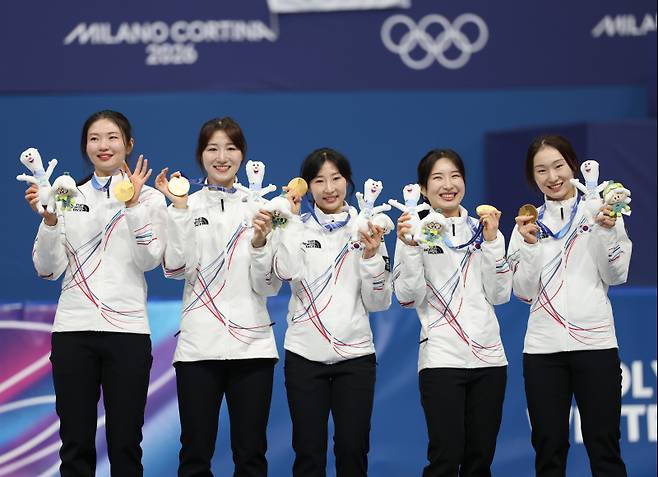 <yonhap photo-2366="">18일(현지시간) 이탈리아 밀라노 아이스스케이팅 아레나에서 열린 2026 밀라노-코르티나담페초 동계올림픽 쇼트트랙 여자 3000m 계주 결승에서 금메달을 따낸 한국 선수들이 메달을 목에 걸고 환하게 웃고 있다. 오른쪽부터 최민정, 김길리, 이소연, 노도희, 심석희. [사진=연합뉴스]</yonhap>