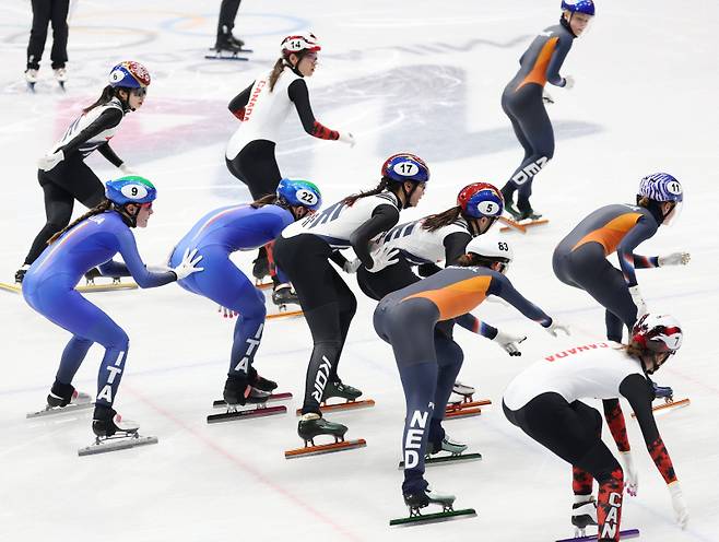 <yonhap photo-3459="">18일(현지시간) 이탈리아 밀라노 아이스스케이팅 아레나에서 열린 2026 밀라노-코르티나담페초 동계올림픽 쇼트트랙 여자 3000m 계주에서 심석희가 최민정을 밀어주고 있다. [사진=연합뉴스]</yonhap>
