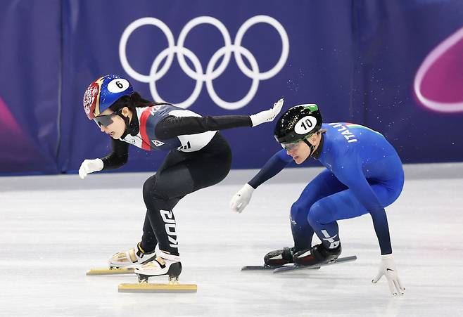 <yonhap photo-2711="">18일(현지시간) 이탈리아 밀라노 아이스스케이팅 아레나에서 열린 2026 밀라노-코르티나담페초 동계올림픽 쇼트트랙 여자 3000m 계주에서 금메달을 따낸 한국대표팀 마지막 주자 김길리가 질주하고 있다. [사진=연합뉴스]</yonhap>