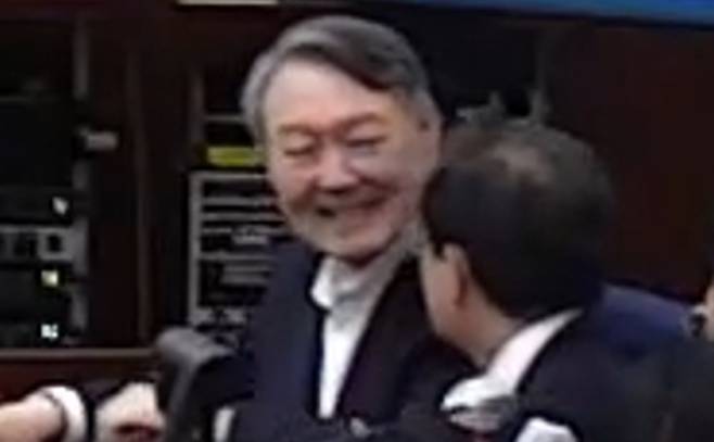 12·3 비상계엄 관련 내란 우두머리 혐의로 기소된 윤석열 전 대통령이 13일 서울 서초구 서울중앙지방법원 417호 형사대법정에서 열린 내란 우두머리 혐의 결심공판에서 변호인들과 대화하며 웃고 있다. 2026.1.13 [서울중앙지법 제공. 재판매 및 DB 금지] [사진=연합뉴스]