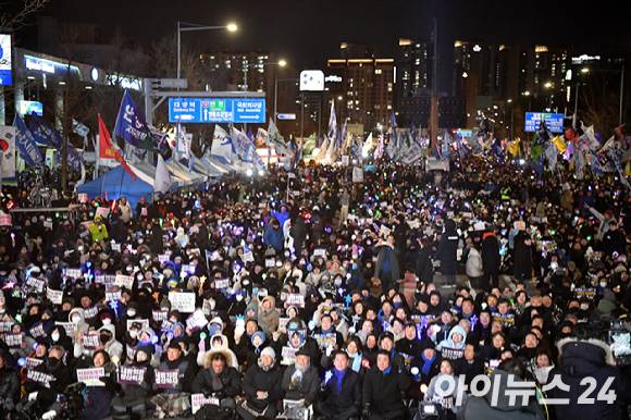 더불어민주당 정청래 대표, 김병기 원내대표, 조국 조국혁신당 대표 등 참석자들이 12·3 비상계엄 1년을 맞은 지난해 12월 3일 서울 여의도 국회 앞에서 열린 '12·3 내란외환 청산과 종식, 사회대개혁 시민대행진'에 참석해 응원봉을 흔들고 있다. [사진=곽영래 기자]