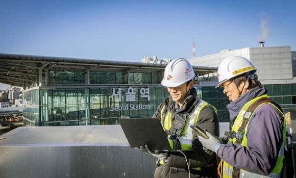 SK텔레콤 SK오앤에스 엔지니어가 서울역 인근에서 통신장비를 점검하는 모습. [사진=SKT]