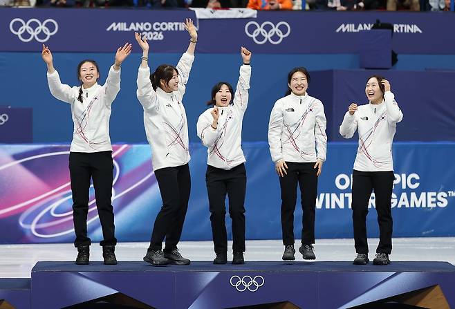 우승의 기쁨 (밀라노=연합뉴스) 신준희 기자 = 18일(현지시간) 이탈리아 밀라노 아이스스케이팅 아레나에서 열린 2026 밀라노-코르티나담페초 동계올림픽 쇼트트랙 여자 3000m 계주 결승에서 금메달을 따낸 한국 선수들이 시상대에 오르고 있다. 오른쪽부터 최민정, 김길리, 이소연, 노도희, 심석희. 2026.2.19 hama@yna.co.kr (끝) 〈저작권자(c) 연합뉴스, 무단 전재-재배포, AI 학습 및 활용 금지〉