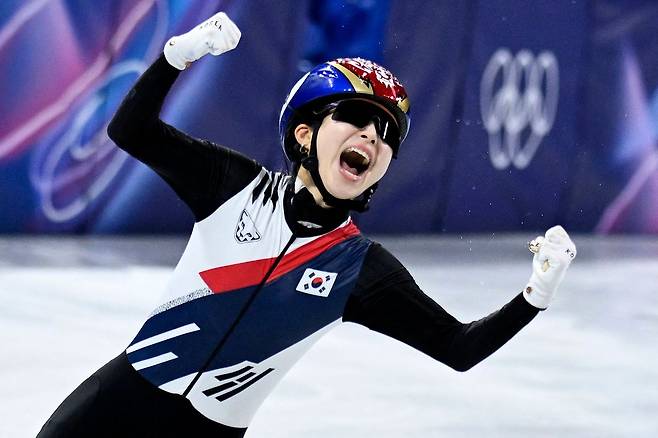 duwk 3000m 계주 결승에서 마지막 주자로 가장 먼저 결승선을 통과한 김길리. AFP=연합뉴스