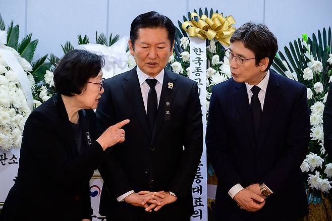 지난달 30일 오후 고 이해찬 전 국무총리의 빈소에서 왼쪽부터, 한명숙 전 총리, 정청래 더불어민주당 대표, 유시민 작가가 조문객을 맞이하고 있는 모습. 뉴스1