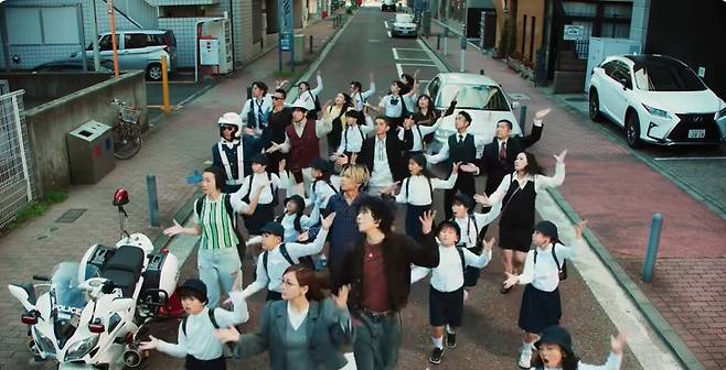 지코와 이쿠타 리라가 작업한 '듀엣' 뮤직비디오 한 장면 유튜브 캡처.