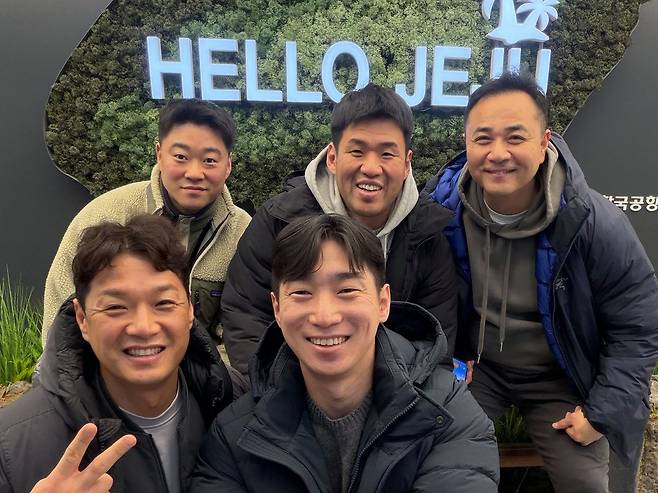 대구경찰청 마약범죄수사1팀이 지난해 말 팀 특진한 뒤 제주도로 여행을 와서 기념 사진을 찍었다. 왼쪽 위부터 시계방향으로 김동한 경위, 이상용 경감, 윤성준 팀장(경정), 김인섭 경감, 김극동 경사. [사진 대구경찰청]