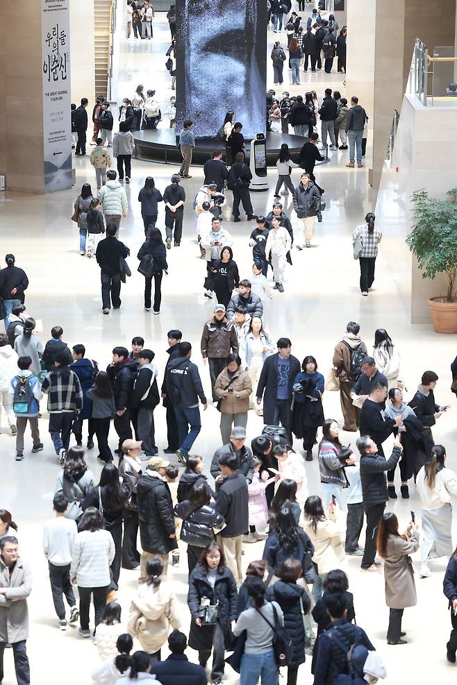 특별전 '우리들의 이순신' 관람객 30만명 돌파 이벤트가 열린 19일 서울 용산구 국립중앙박물관에서 관람객들이 전시실을 오가고 있다. 연합뉴스