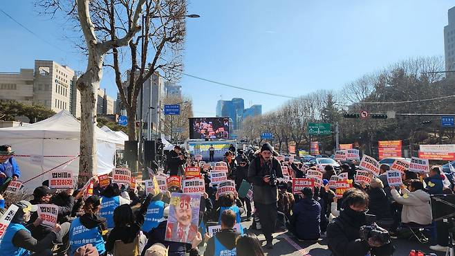 윤석열 전 대통령이 내란우두머리 혐의 등으로 무기징역을 선고받은 19일 오후 사형 선고를 촉구하는 촛불행동이 서초역 7번 출구에서 집회를 열고 있다. 이규림 기자