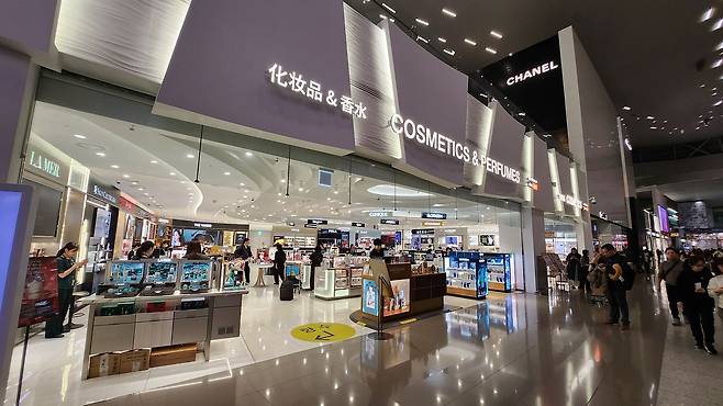 지난 5일 오후 찾은 인천국제공항 면세점 DF1 구역. 면세점에서 가장 인기 있는 품목인 화장품과 향수를 파는 곳이지만, 방문객 없이 한산했다. 최현주 기자