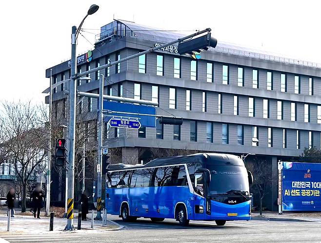 지난 2월 9일 충북혁신도시의 공공기관 직원들이 통근버스에서 내려 출근하고 있다. 충북혁신도시는 수도권에서 통근버스를 이용하는 직원이 많다. 김홍준 기자