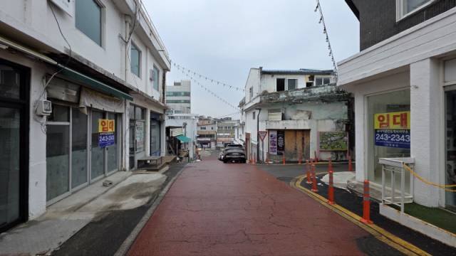 ▲ 18일 춘천 육림고개 매장 곳곳이 비어 있어 을씨년스럽기만 하다. 정민엽 기자