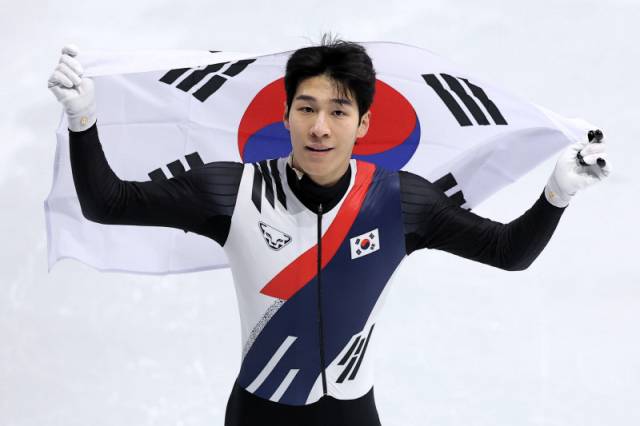 ▲ 한국 쇼트트랙 국가대표팀 황대헌(강원도청)이 15일(한국 시간) 이탈리아 밀라노 아이스 스케이팅 아레나에서 열린 2026 밀라노-코르티나담페초 동계 올림픽 쇼트트랙 남자 1500m 결승에서 은메달을 차지한 뒤 태극기를 펄럭이고 있다.  연합뉴스