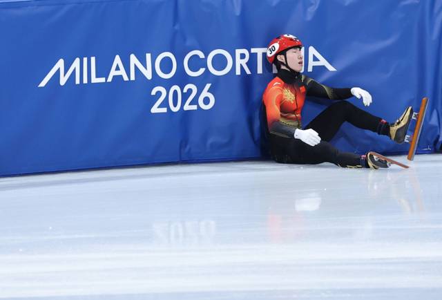 ▲ 14일(현지시간) 이탈리아 밀라노 아이스스케이팅 아레나에서 열린 2026 밀라노-코르티나담페초 동계올림픽 쇼트트랙 남자 1500m 준준결승에 출전한 중국의 린샤오쥔(한국명 임효준)이 경기 중 넘어진 뒤 아쉬워하고 있다. 연합뉴스