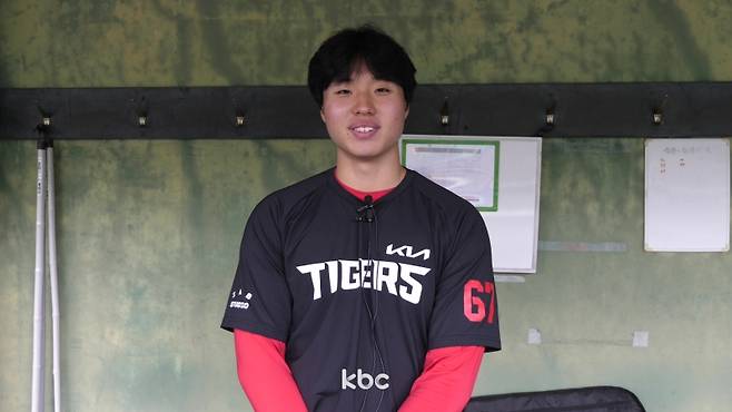 ▲일본 아마미오시마 스프링캠프 현장에서 KBC 취재진과 인터뷰하는 홍민규