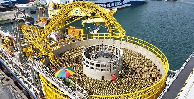 LS전선 강원 동해공장에서 수출용 해저 케이블이 선적되는 모습. 해저 케이블 공장은 운송이 쉬운 해안가에 주로 들어선다.  /LS전선 제공