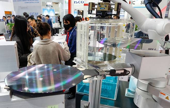 11일 서울 강남구 코엑스에서 열린 세미콘 코리아 2026 인아오리엔탈모터 부스에 반도체 웨이퍼 이송용 원통 좌표형 로봇이 웨이퍼 옮기고 세척하는 모습을 시연하고 있다. 한경DB