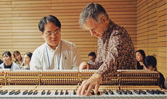 세계적인 조율 명장 얀 키텔이 지난해 ‘삼성 피아노 톤 마이스터 프로그램’에서 조율을 시연하는 모습. /삼성문화재단 제공