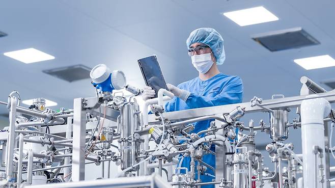 삼성바이오로직스 인천 송도 공장에서 직원이 의약품 생산 과정을 모니터링 하고 있다. 사진=삼성바이오로직스