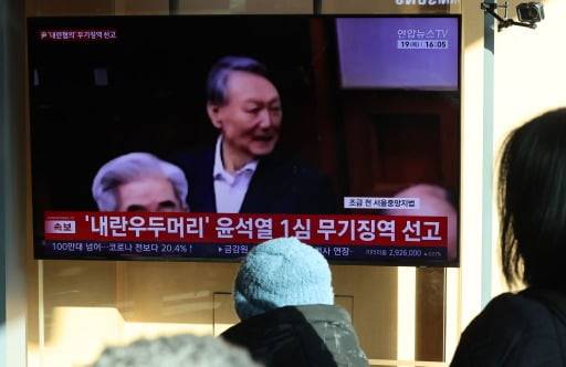 19일 오후 서울역 대합실에 설치된 텔레비을 통해 윤석열 전 대통령의 내란 우두머리 혐의 1심 선고가 생중계 되고 있다.(사진=최혁 기자)