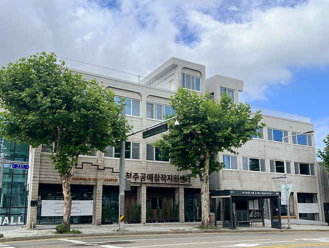 충북 청주시가 대표 유흥가인 ‘밤고개’ 주점 6곳을 새단장 해 만든 ‘청주공예창작지원센터’ 전경. 청주시 제공.