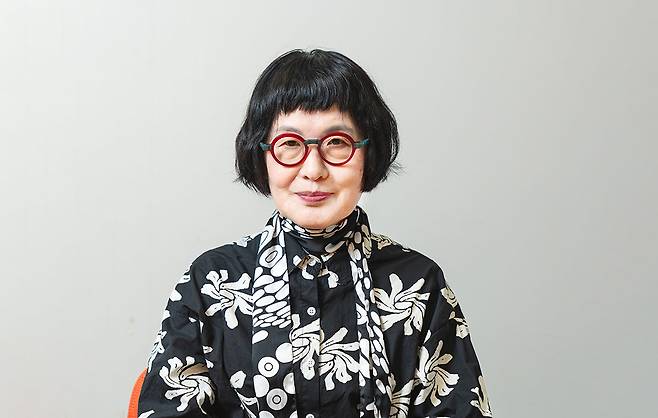 김혜순 시인의 시론집 <공중의 복화술>에는 그가 문예지 ‘Axt(악스트)’에 연재한 산문 13편과 국내외 강연 및 여러 매체를 통해 발표한 산문 가운데 6편이 실렸다. 47년째 시 쓰기를 지속해온 시인의 문학 세계를 엿볼 수 있다. 대산문화재단 제공