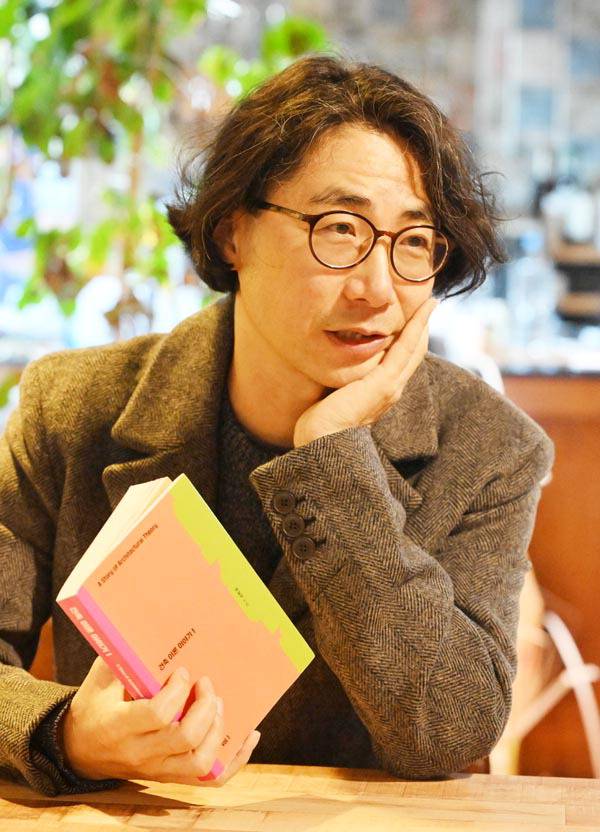차윤석 건축이론연구가가 저서 ‘건축 이론 이야기 1’에 관해 설명하고 있다. 김성효 선임기자