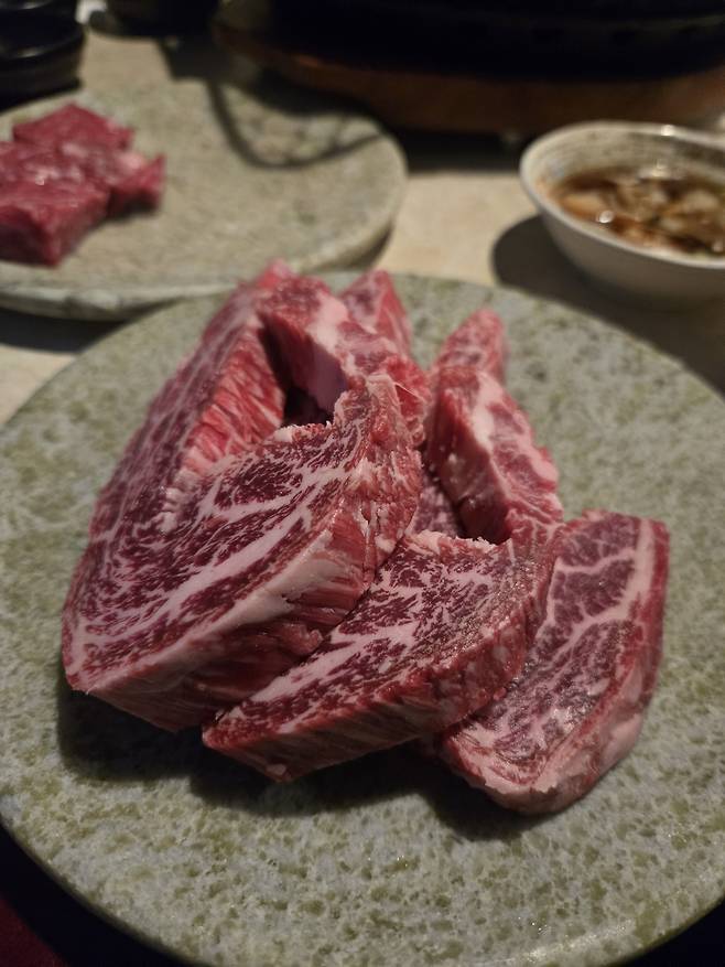 Saewoosal served at a barbecue restaurant in Gangnam, Seoul. A small, shrimp-shaped section of the sirloin prized for its fine marbling and tenderness, it commands one of the highest prices among Korean beef cuts. [CHUN YOUNG-SUN]