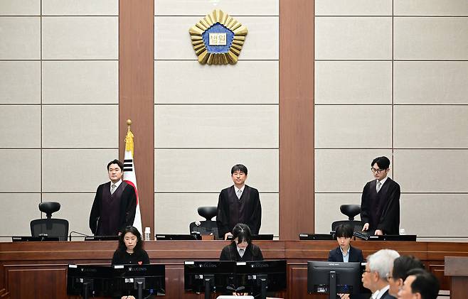 Presiding Judge Ji Gwi-yeon, center, along with panel judges Kim Ui-dam, left, and Yoo Young-sang, enters Courtroom 417 at the Seoul Central District Court on the morning of April 21, 2025, in Seocho District, southern Seoul, for former President Yoon Suk Yeol’s trial on charges of being the ringleader of an insurrection. [NEWS1]