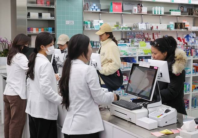 18일 서울 중구 명동의 한 약국에서 외국인 관광객들이 의약품을 쇼핑하고 있다. [한주형기자]