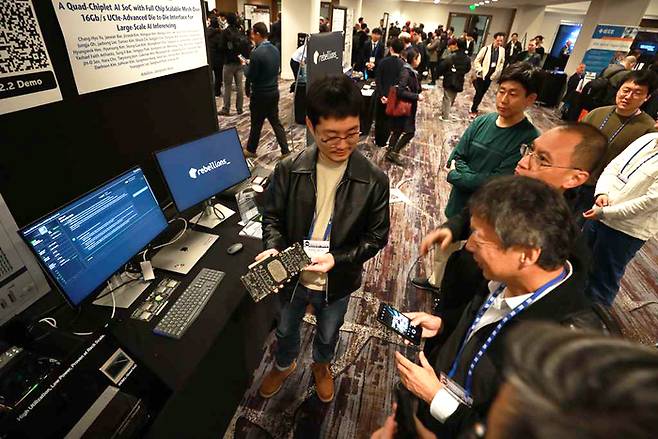 리벨리온이 IEEE(국제전기전자공학회)가 미국 샌프란시스코에서 15~19일(현지시간) 진행하는 ISSCC에 참가해 자사 차세대 AI반도체 리벨쿼드 구동을 시연했다. [사진제공=리벨리온]