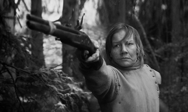 영화 ‘로즈’의 한 장면. 로즈는 여성이지만 남자 행세를 하고 다닙니다. 그는 총상으로 얼굴에 입은 상처로 자신의 진짜 정체성을 감춥니다. [IMDb]