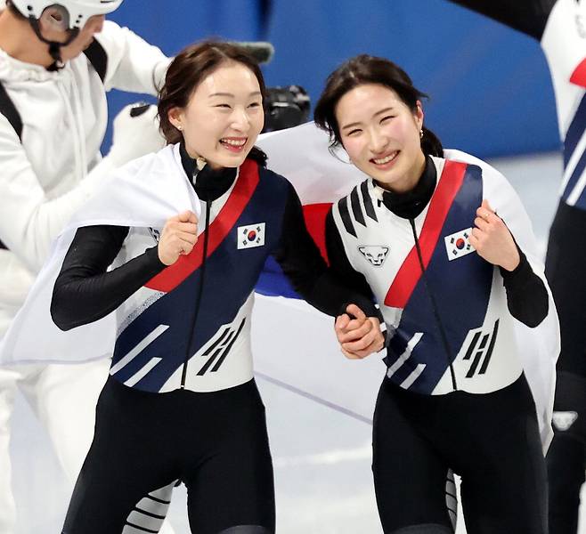 여자 3000m 계주에서 금메달을 딴 최민정과 김길리가 태극기를 두르고 기뻐하고 있다. 뉴시스