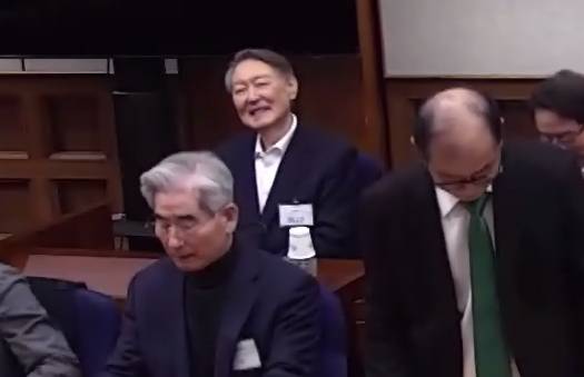 사진은 윤석열(왼쪽 위) 전 대통령이 19일 서울 서초구 서울중앙지방법원에서 열린 내란 우두머리 혐의 사건 1심 선고기일에서 변호인과 대화하며 잠시 미소짓고 있는 모습. /사진=서울중앙지법