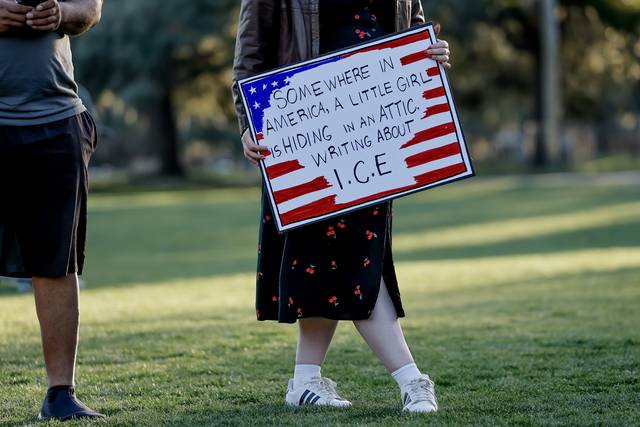 16일 미국 조지아에서 한 시민이 이민세관단속국(ICE)의 이민자 단속에 반대하는 메시지가 적힌 피켓을 들고 있다. 피켓에는 “미국 어딘가에서 한 소녀가 다락방에 숨어 ICE에 대해 글을 쓰고 있다”는 문구가 적혀 있다. EPA 연합뉴스
