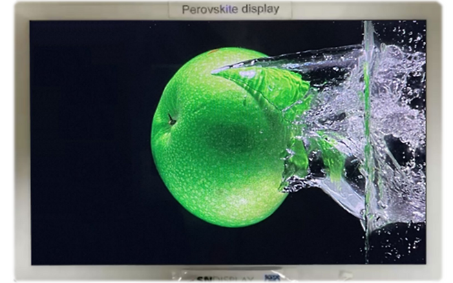 대량생산된페로브스카이트를활용하여페로브스카이트광변환필름을 제작하고 10.1 인치태블릿디스플레이에 장착한 모습.[서울대학교 제공]