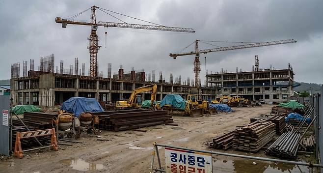 건설이 중단된 공사 현장 [AI생성 이미지]