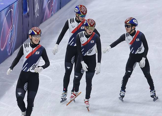 지난 16일 이탈리아 밀라노 아이스스케이팅 아레나에서 열린 2026 밀라노·코르티나 동계올림픽 쇼트트랙 남자 5000m 계주 준결승에서 임종언, 신동민, 이정민, 이준서가 1착으로 결승에 진출한 뒤 서로 격려하고 있다. [연합]