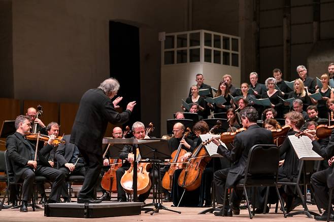 ‘현존하는 가장 심오하고 학구적인 바흐 해석가’, ‘고(古) 음악 거장’으로 불리는 지휘자 필리프 헤레베허와 콜레기움 보컬레 겐트 [크레디아 제공]