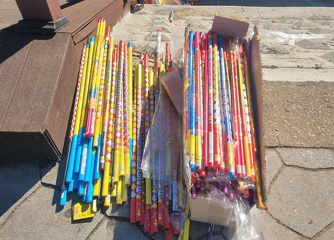 지난 17일 경기도 시흥시 오이도 해변 인근 거리에 버려진 불꽃놀이 용품들.[온라인 커뮤니티 ‘보배드림’ 게시글 갈무리]