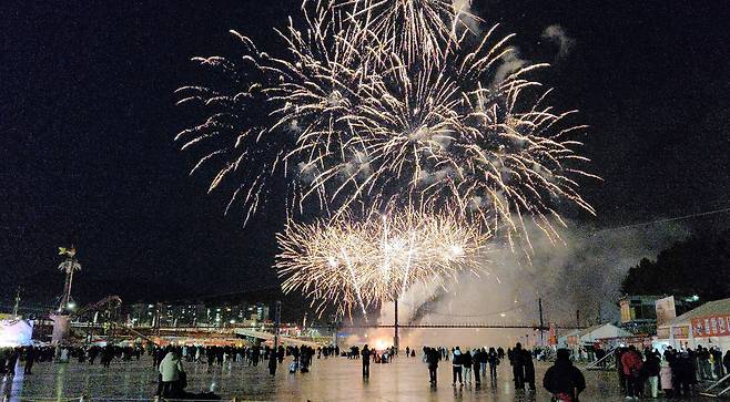 국내 대표 겨울축제인 산천어축제가 폐막한 1일 오후 축제장인 강원 화천군 화천천에서 불꽃놀이가 펼쳐지고 있다.[연합]